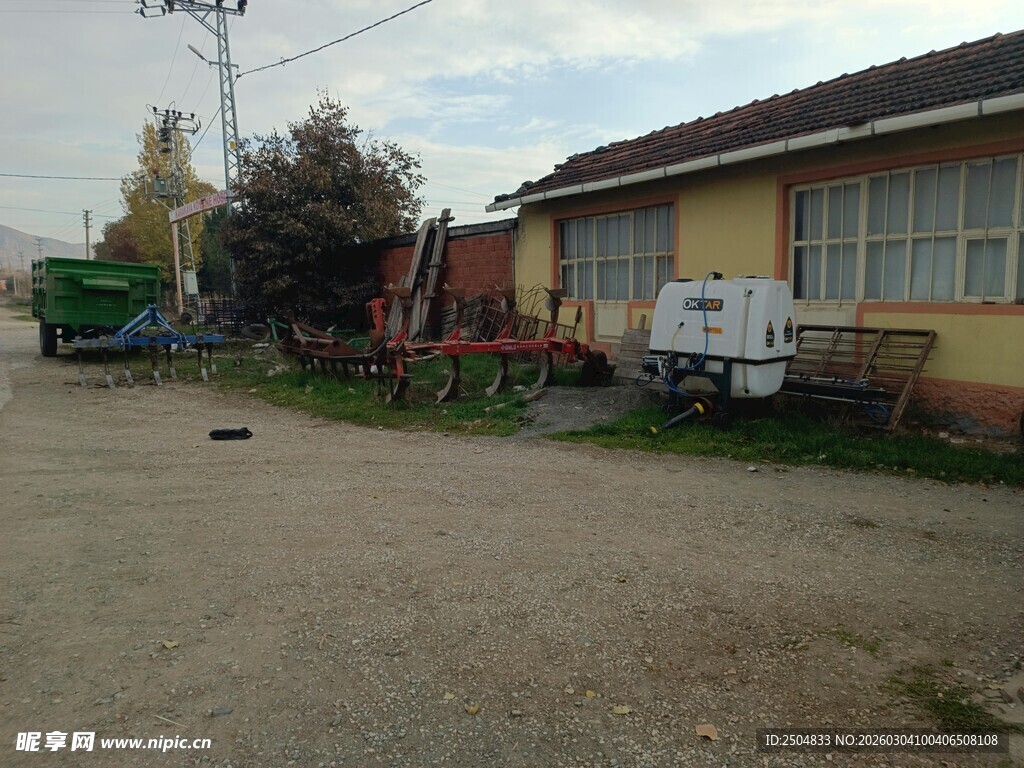 乡村院落旁的简易场景