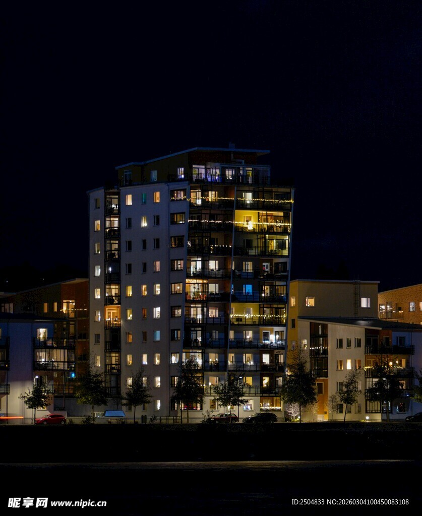 城市夜景中的璀璨高楼