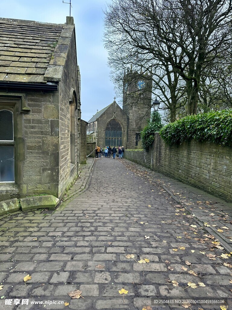 古朴石径旁的静谧建筑