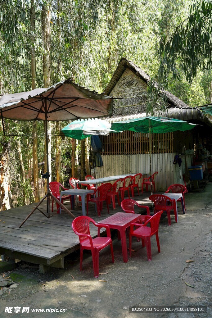 林间露天休闲桌椅场景