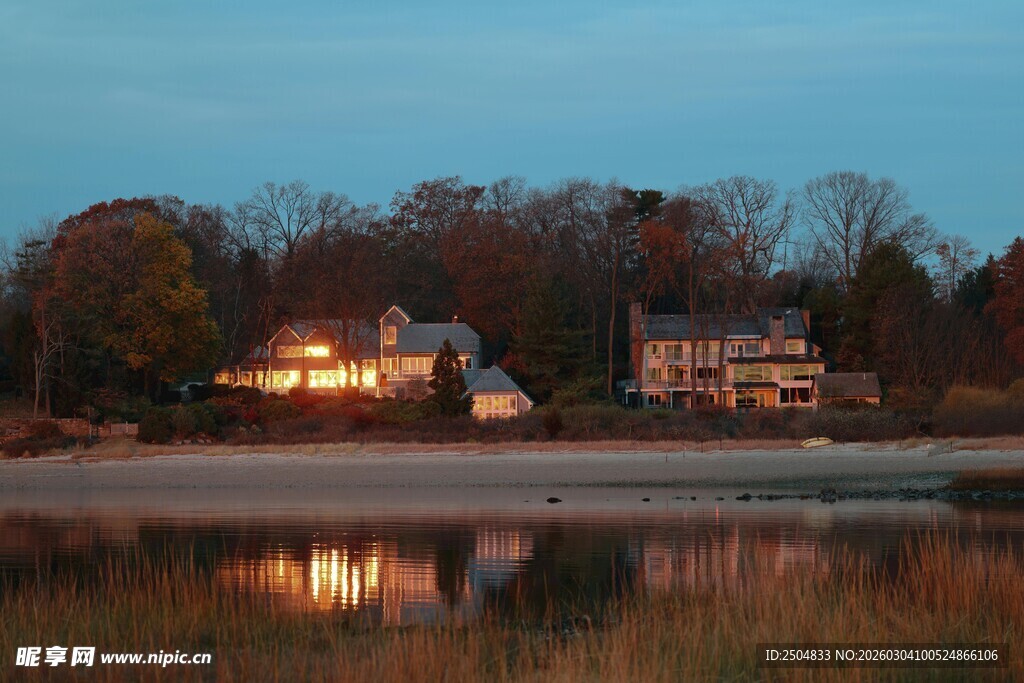 湖畔黄昏灯火映照的美景