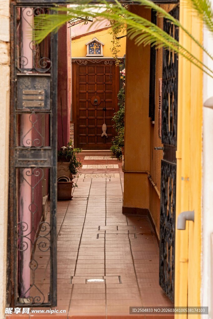 古朴小巷的静谧景致