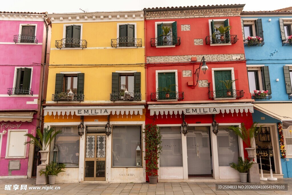 彩色缤纷的街边建筑