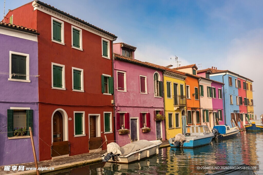 彩色房屋沿水而立的美景