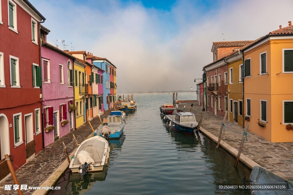 彩色小镇中的宁静水道