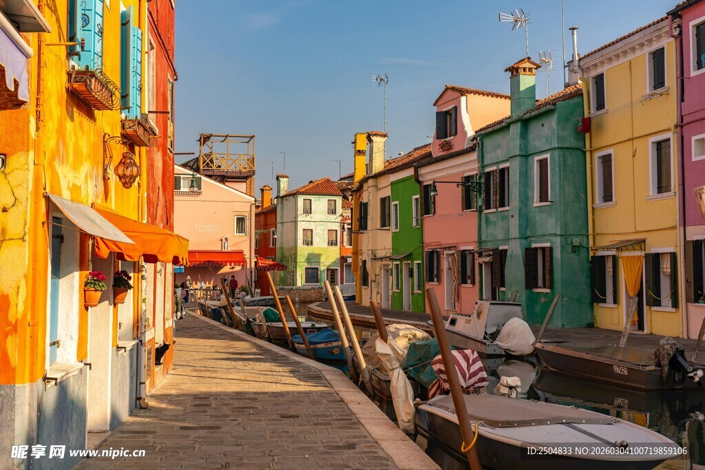 彩色小镇的宁静运河街道