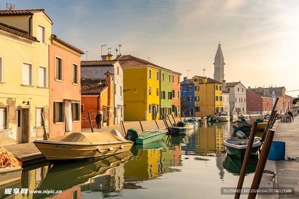 彩色河畔小镇的宁静风光