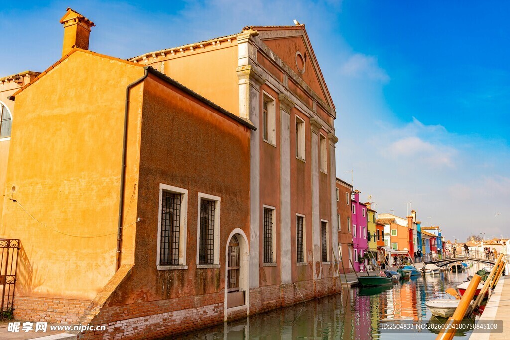 威尼斯河畔的多彩建筑