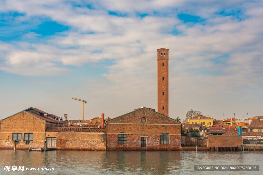 河畔旧厂房与高耸烟囱