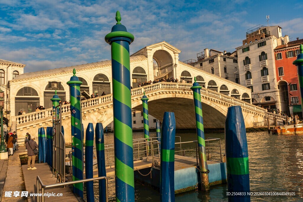 威尼斯里亚托桥河畔景致