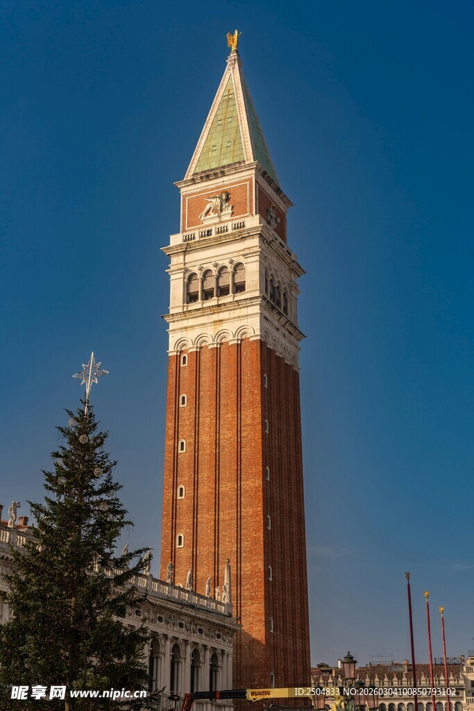 威尼斯钟楼 蓝天映衬之景
