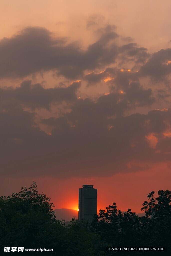 夕阳下的建筑与天际美景
