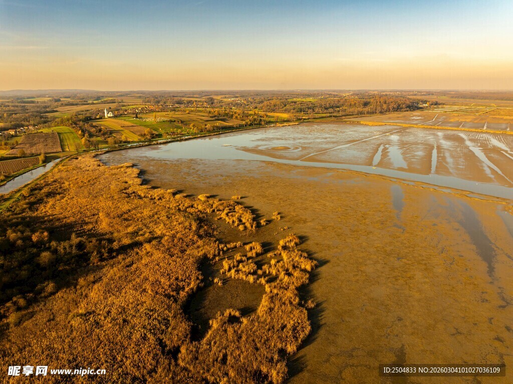 夕阳下的湿地风光