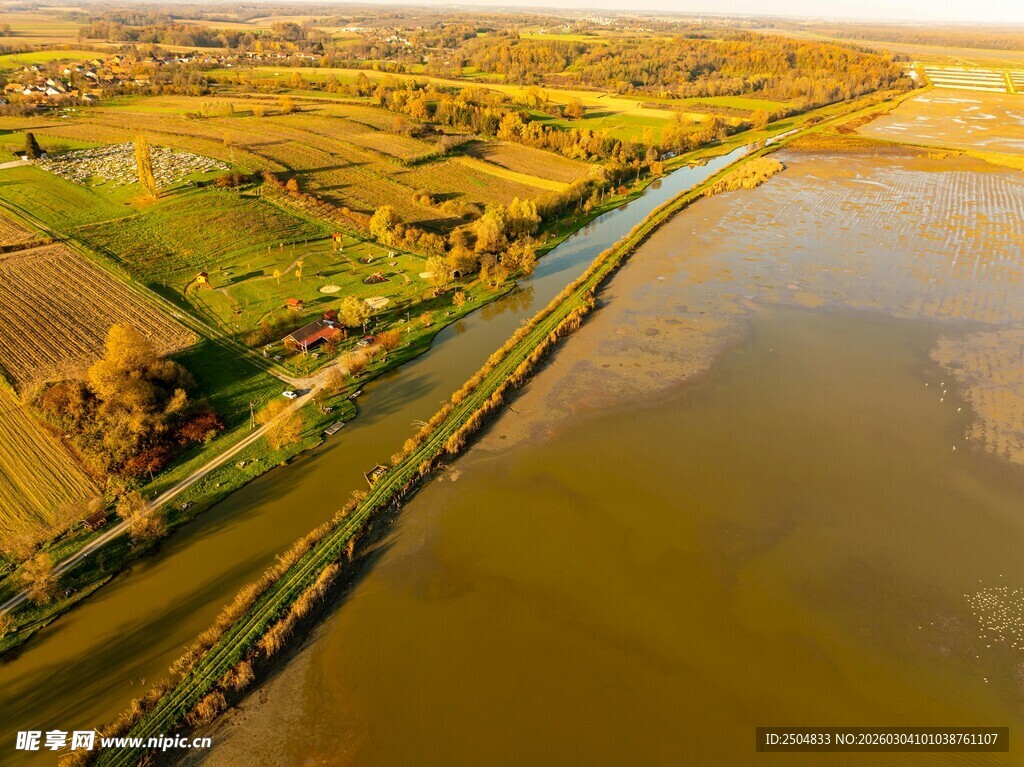 河畔田野风光俯瞰图