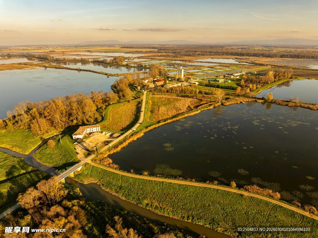 田园湖畔风光航拍图