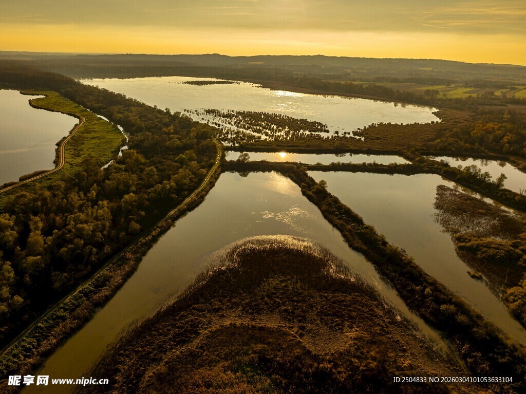 航拍黄昏下的河流景观