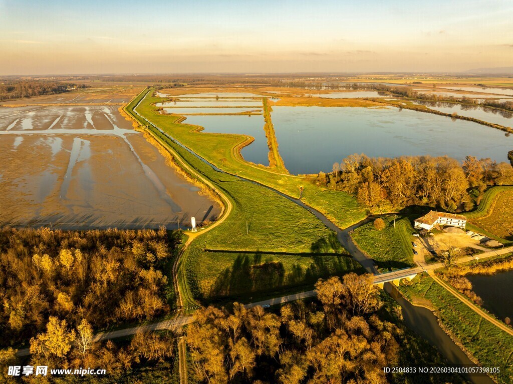 秋日田野湖泊航拍美景