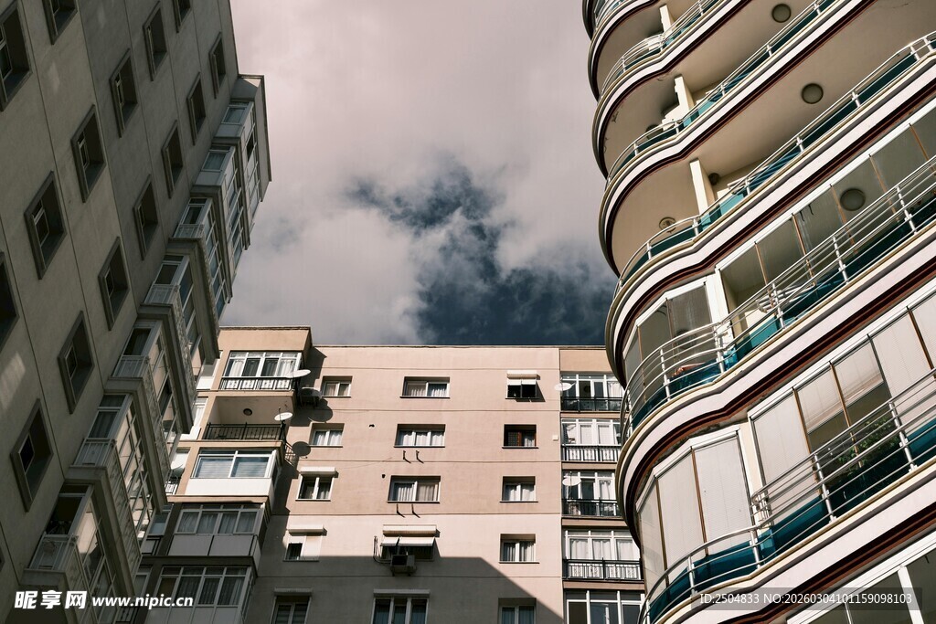 城市中错落的现代建筑