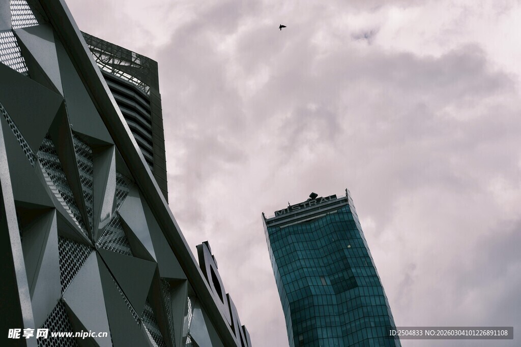 城市高楼与天空景象