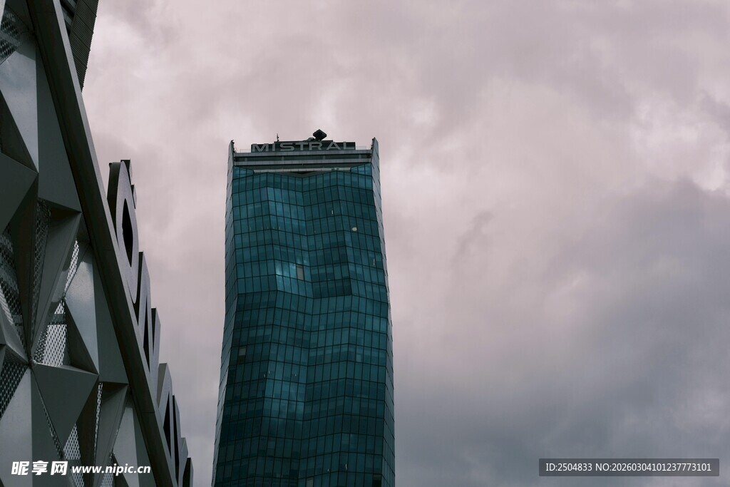 高耸摩天大楼于阴云之下