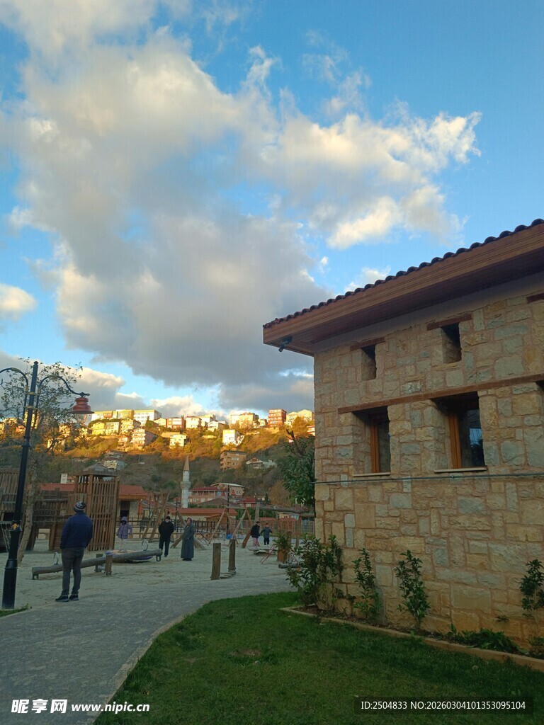 阳光下的古朴建筑与行人