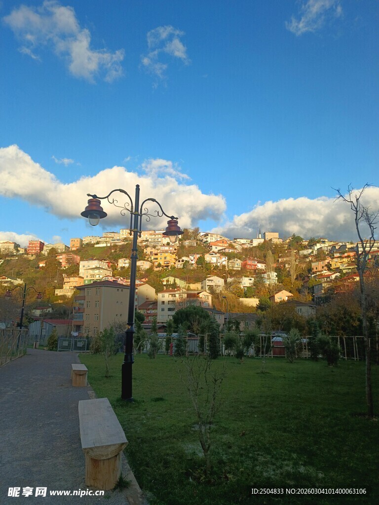 小镇风光 蓝天白云下的宁静