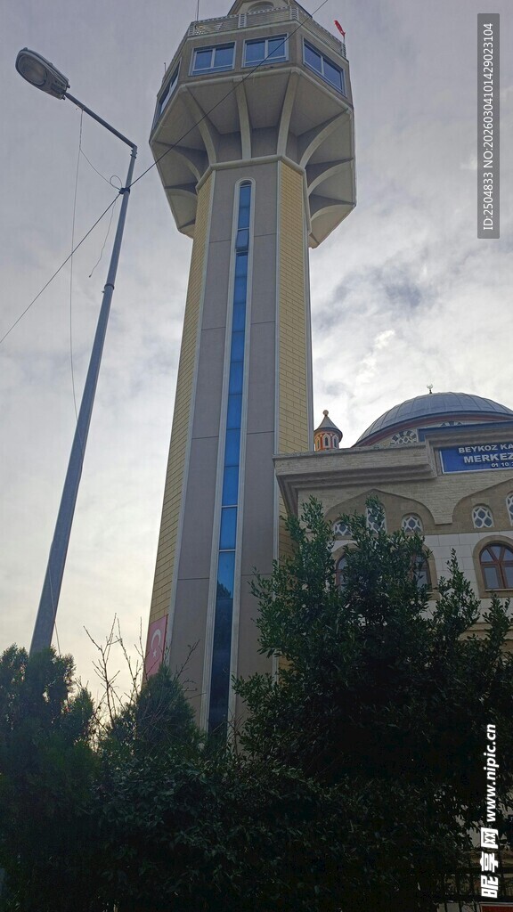 高耸的独特建筑塔楼