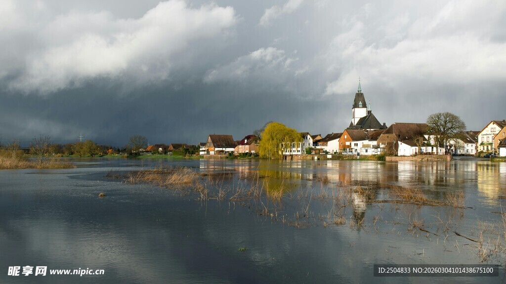湖畔小镇 阴云下的宁静美景
