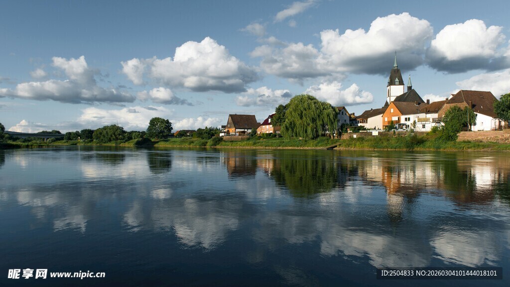 湖畔小镇风光 宁静美好