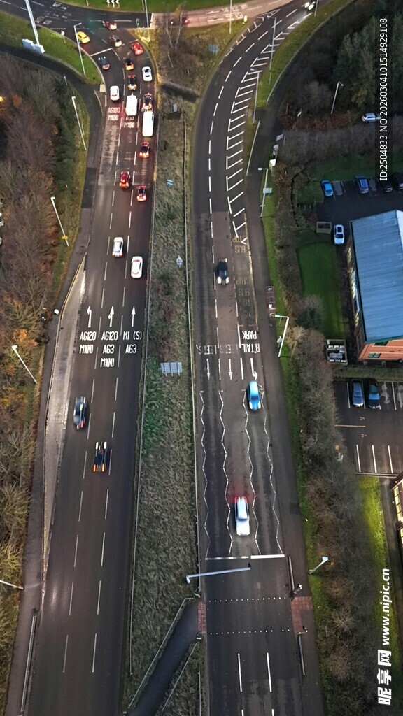 城市道路繁忙交通景象