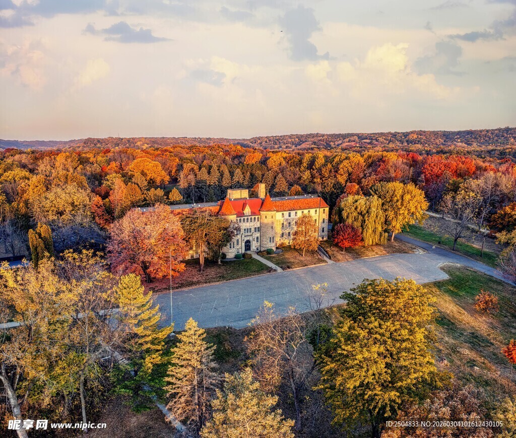 秋日森林中的梦幻城堡