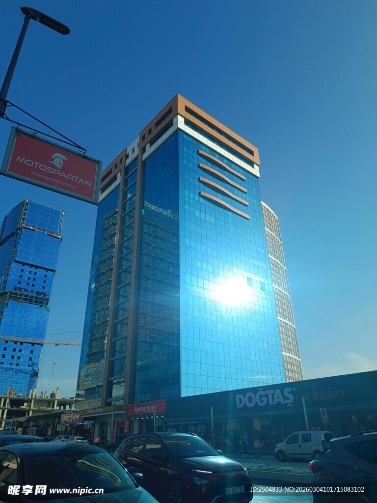 城市中阳光下的现代高楼