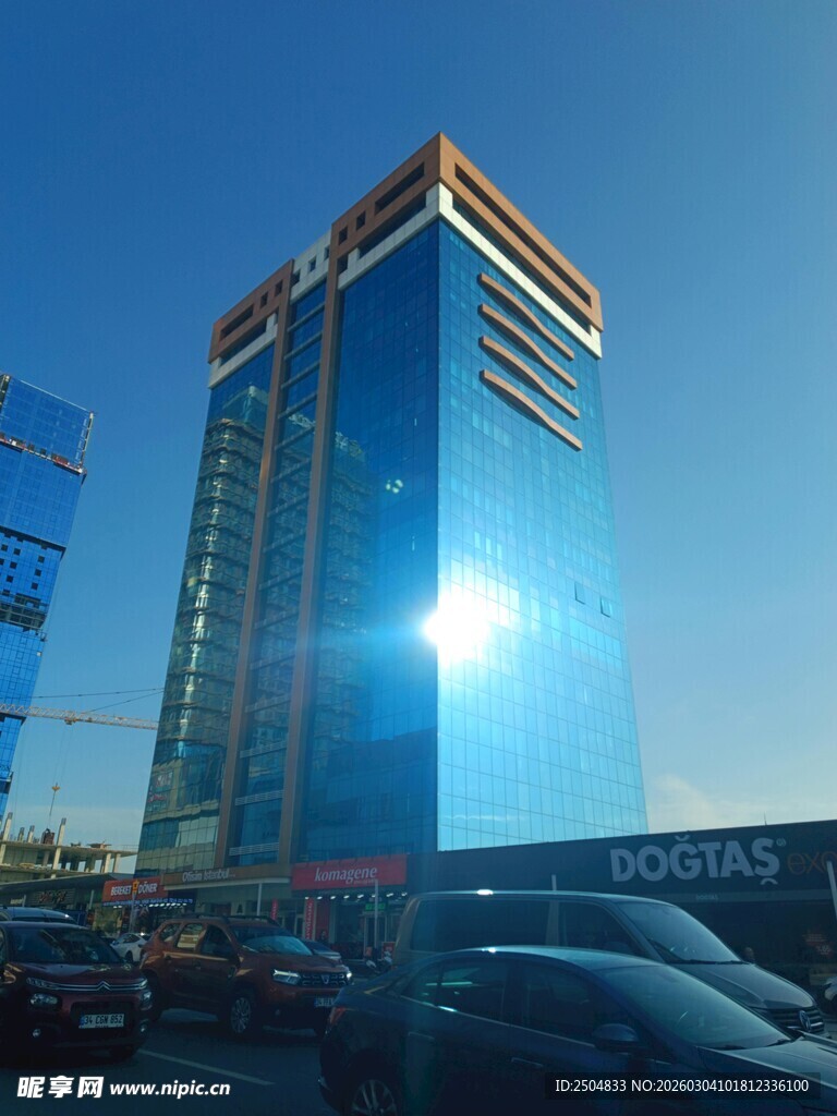 阳光下的现代摩天大楼