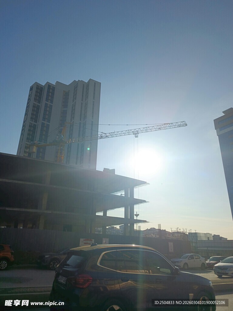 城市工地旁的车辆与建筑