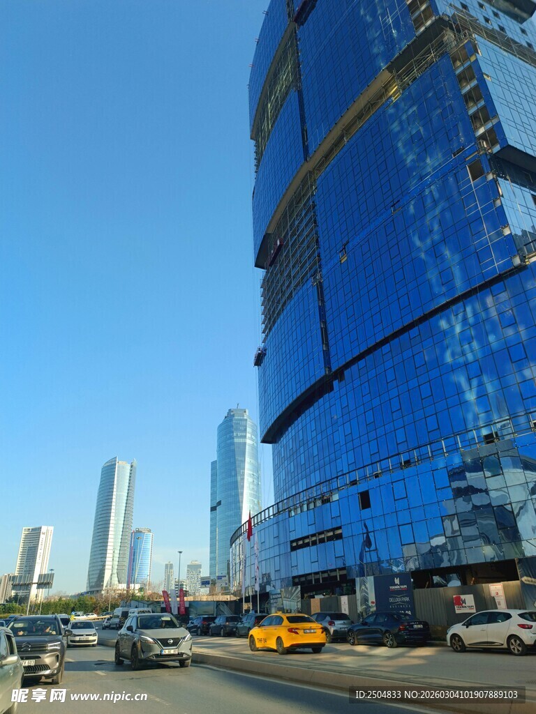 城市中在建的现代化摩天大楼