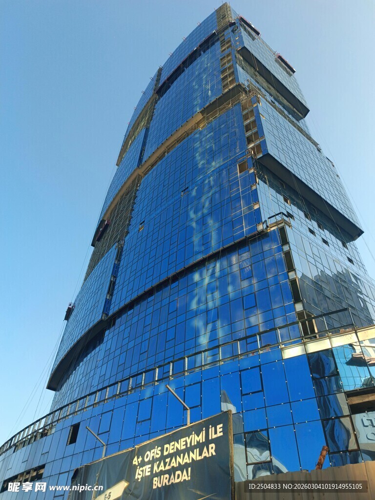 在建摩天大楼外观