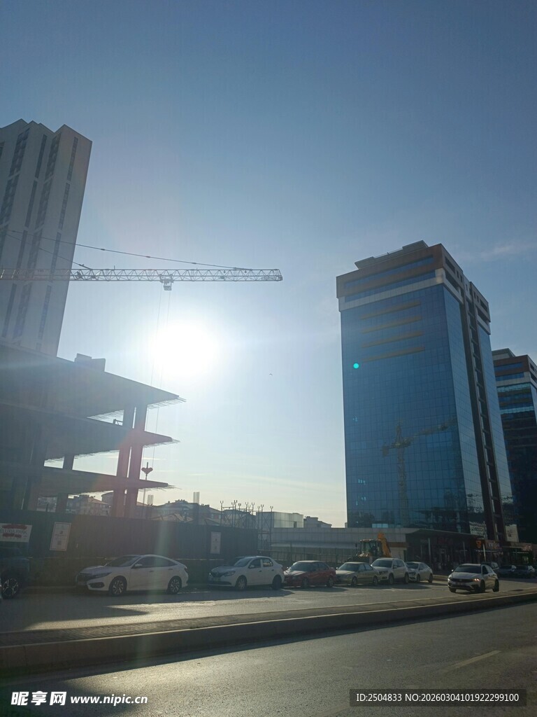 城市建筑与阳光映照景象