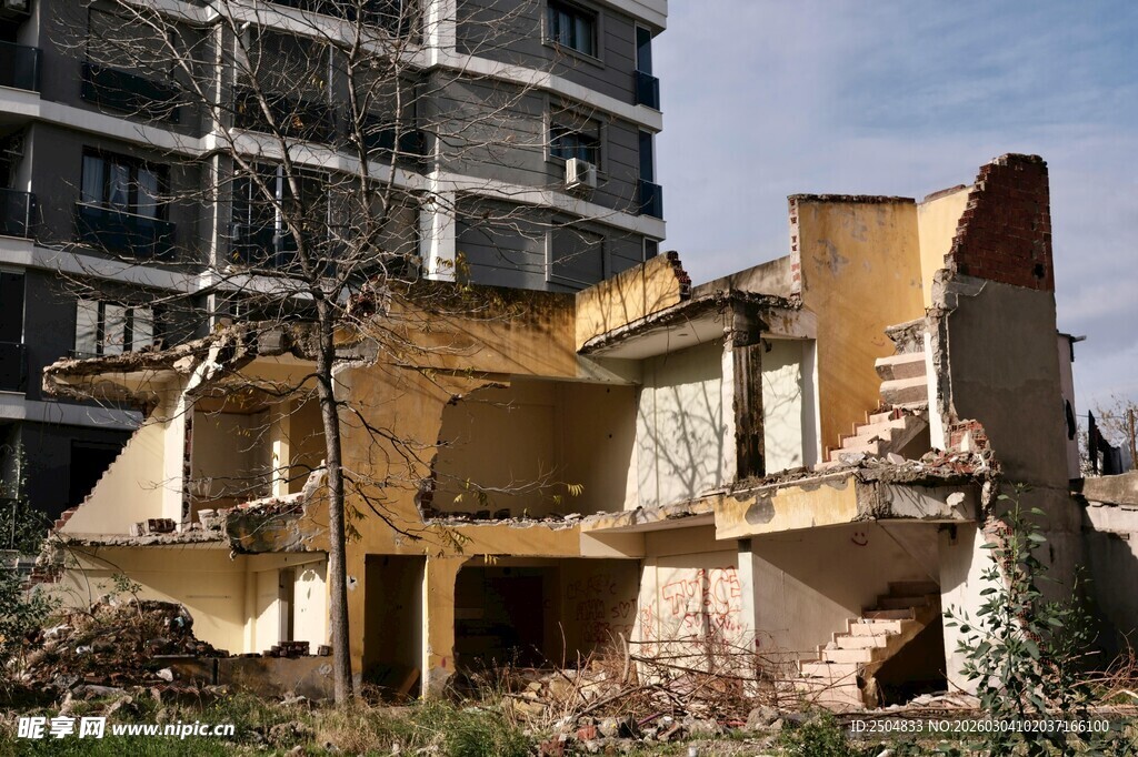 废弃破败的残垣断壁