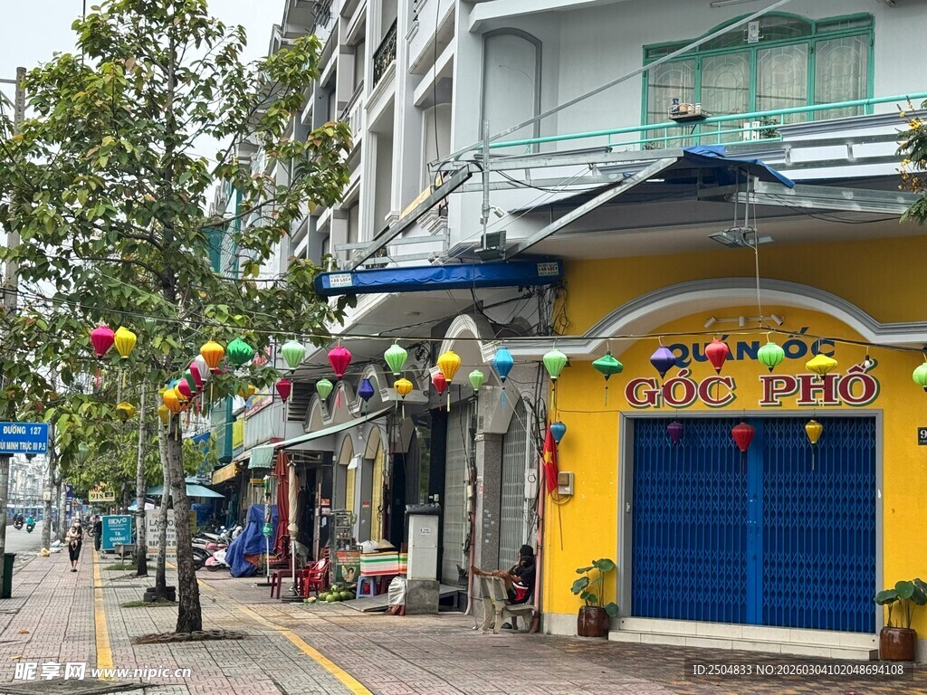 街道旁色彩鲜艳的商铺