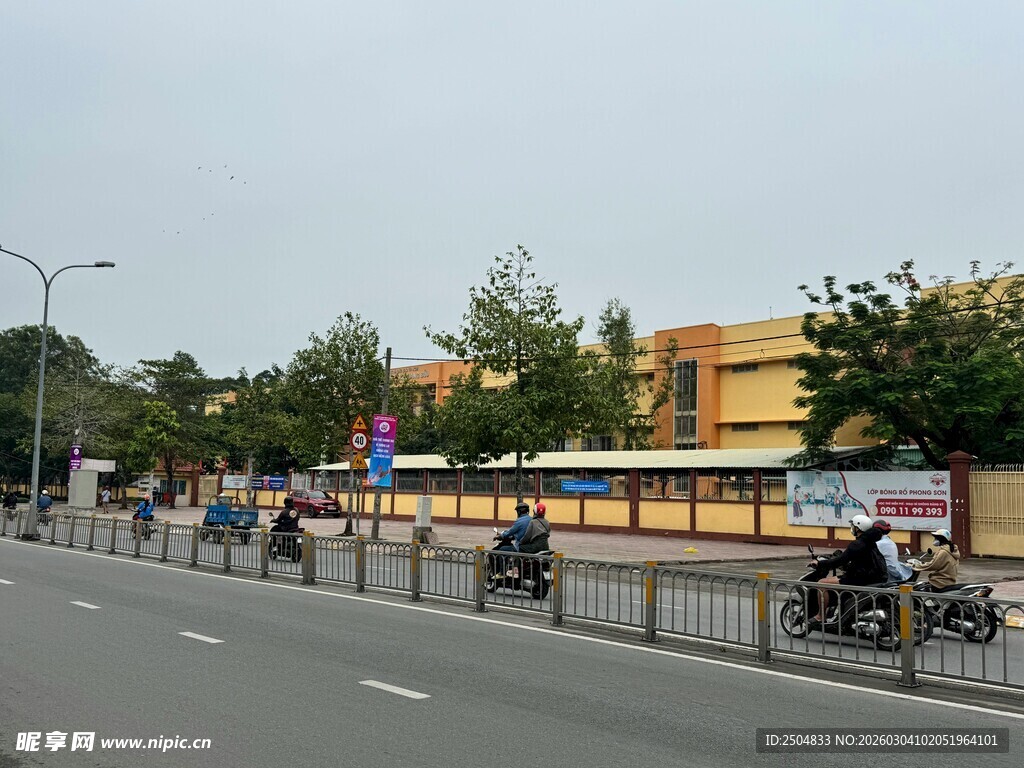 城市道路旁的骑行场景