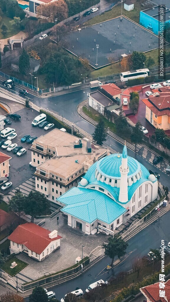 俯瞰多彩屋顶的城镇景观