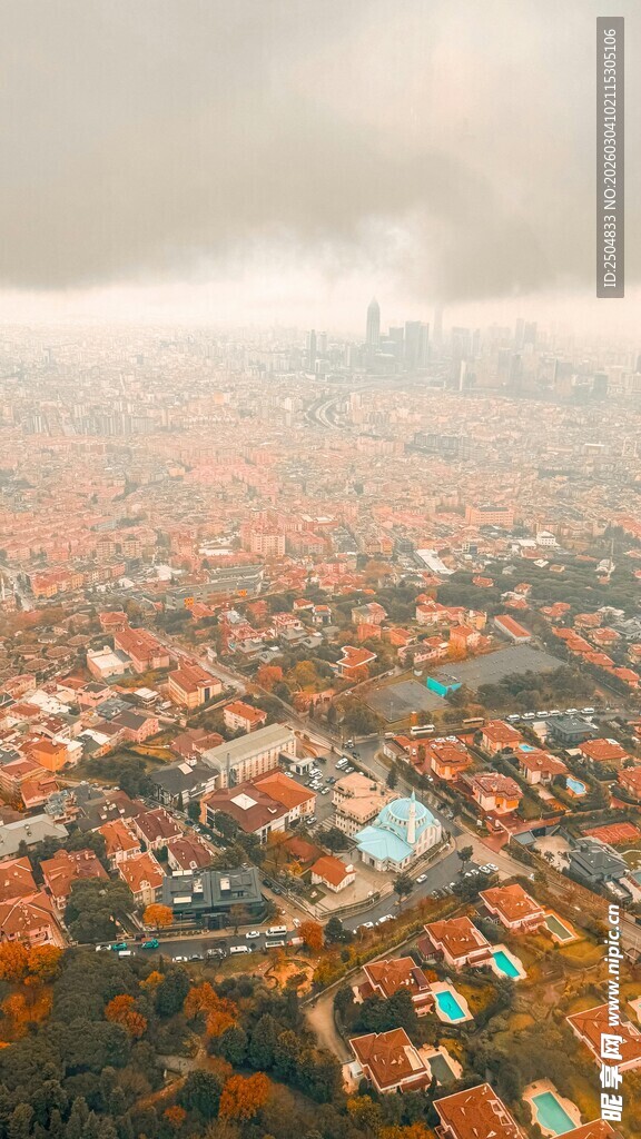 俯瞰色彩斑斓的城市景观