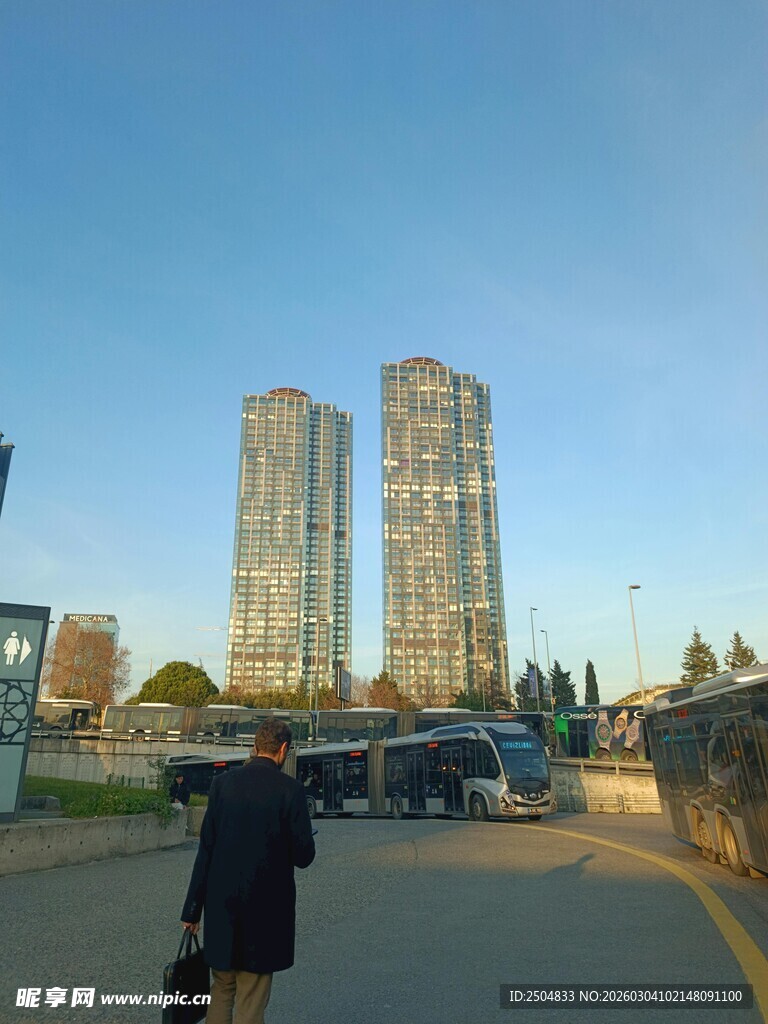 城市道路旁的高楼景观