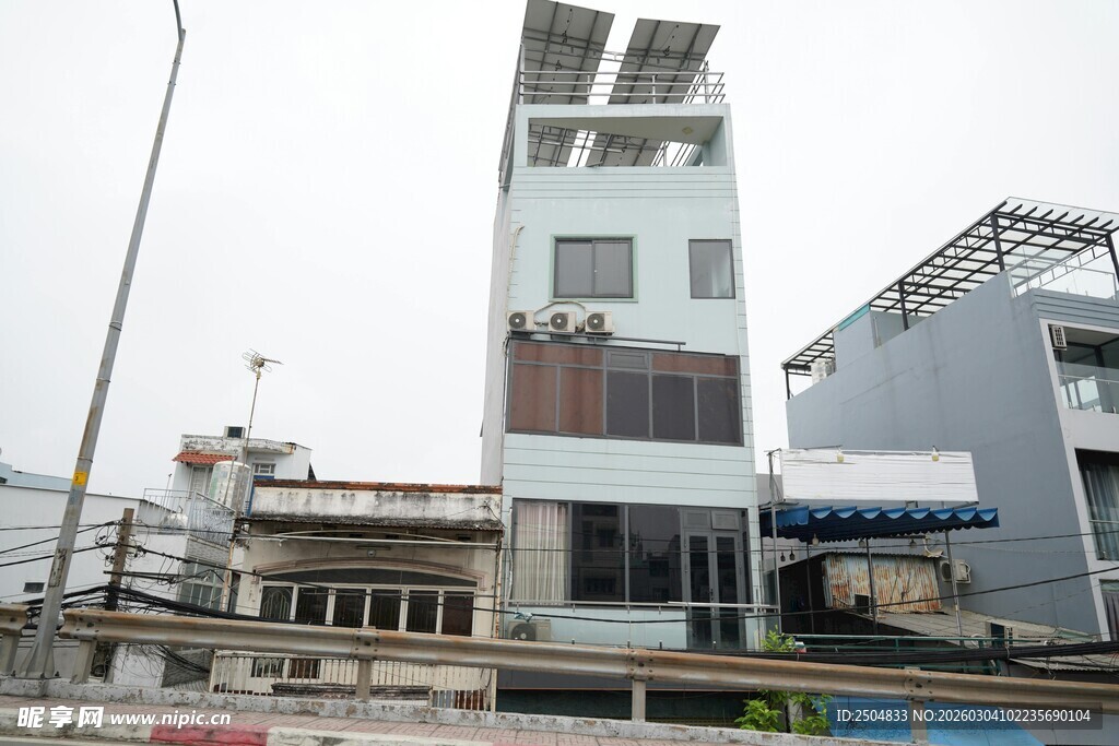 街边多层建筑外观