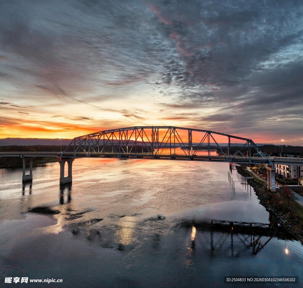 夕阳下的桥梁与平静水面