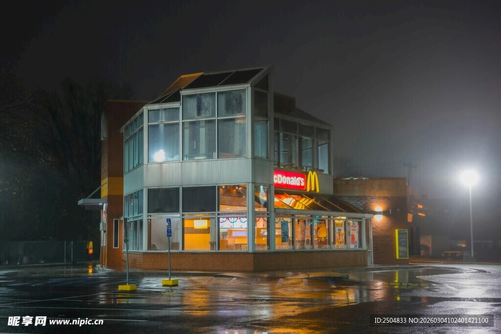 雨夜中的灯火通明快餐店