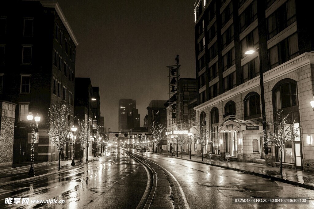 雨夜城市街道的迷人景象