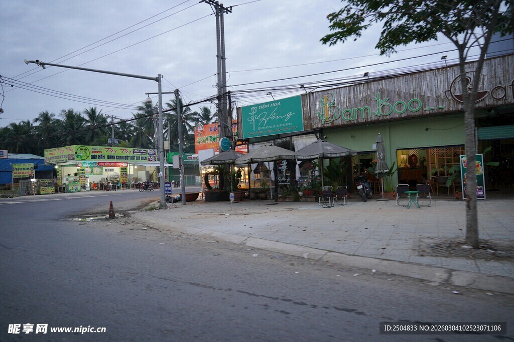 小镇街边商铺景象