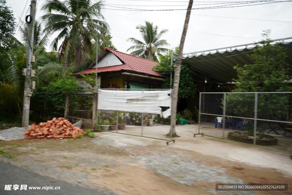 乡村小屋旁的施工场景