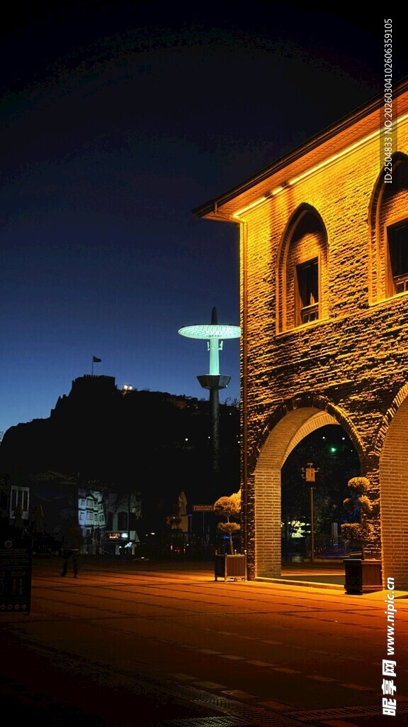 夜晚灯火下的拱形建筑